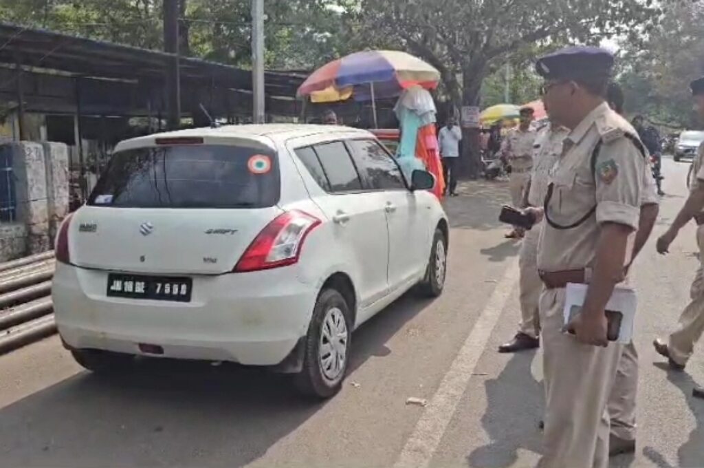Dhanbad में वाहन जांच करते यातायात पुलिस अधिकारी 