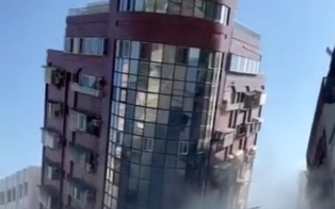 Earthquake से झुकी ताइवान में ईमारत 