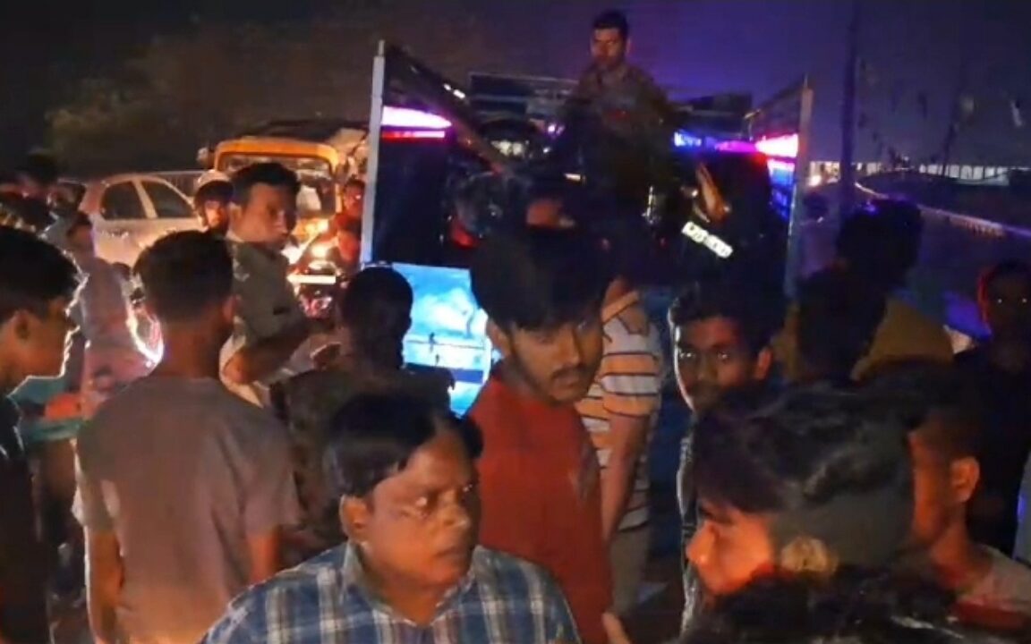 Dhanbad - दुर्घटना के बाद इकठ्ठा भीड़ और बाइक ले जाती पुलिस