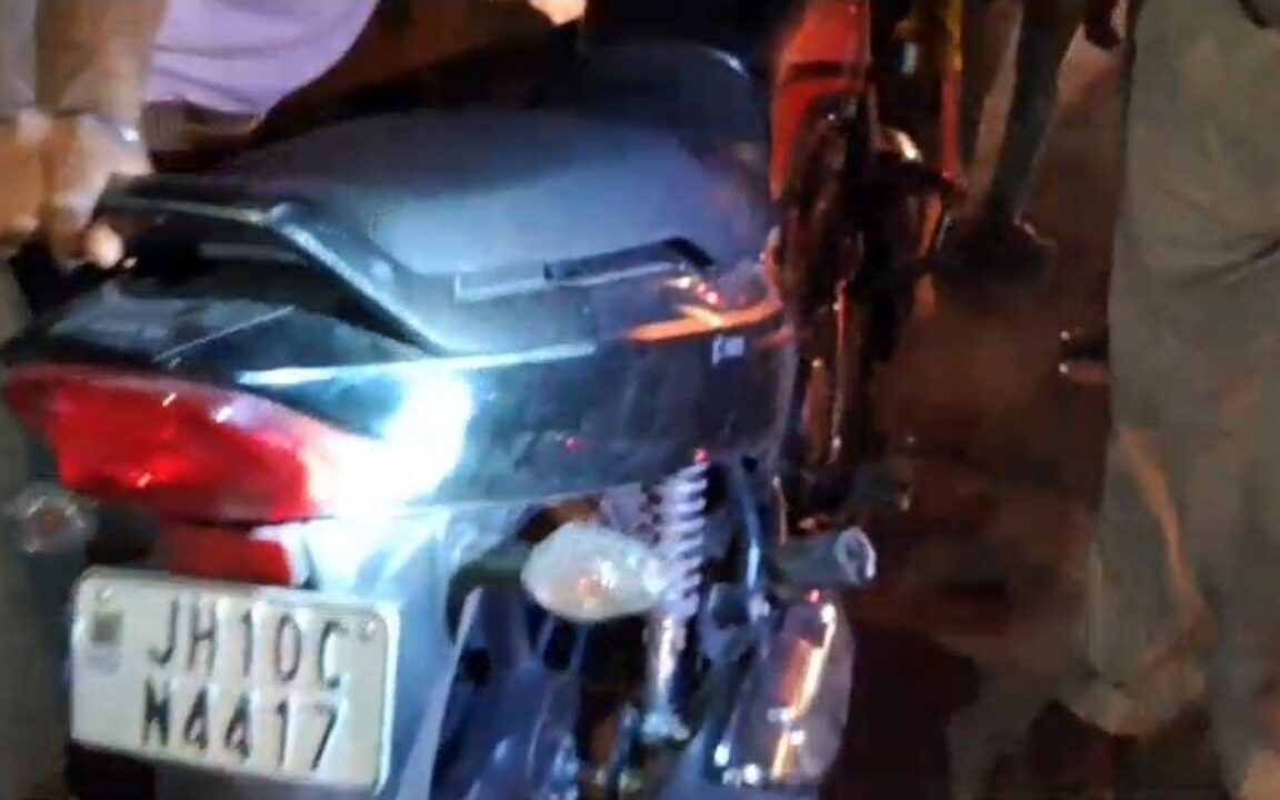 Dhanbad के वासेपुर में दुर्घटनाग्रस्त बाइक 