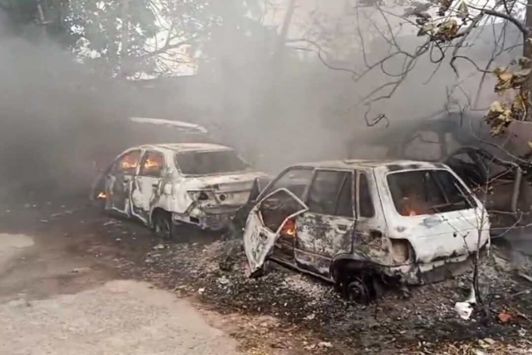 Dhanbad बाजार समिति परिसर में रखी करीब आठ गाड़ियां जलकर राख

