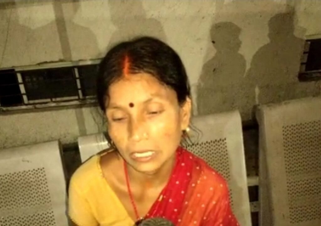 Accident के बाद Dhanbad SNMMCH में मृतिका की माँ 