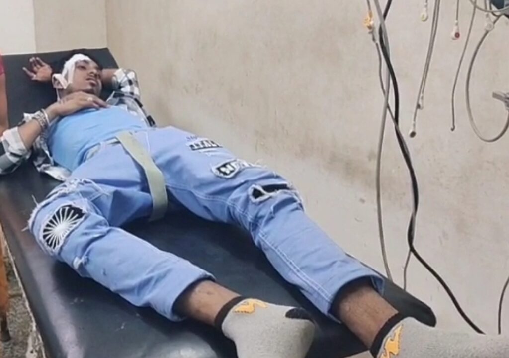 Accident के बाद Dhanbad SNMMCH में घायल युवक 