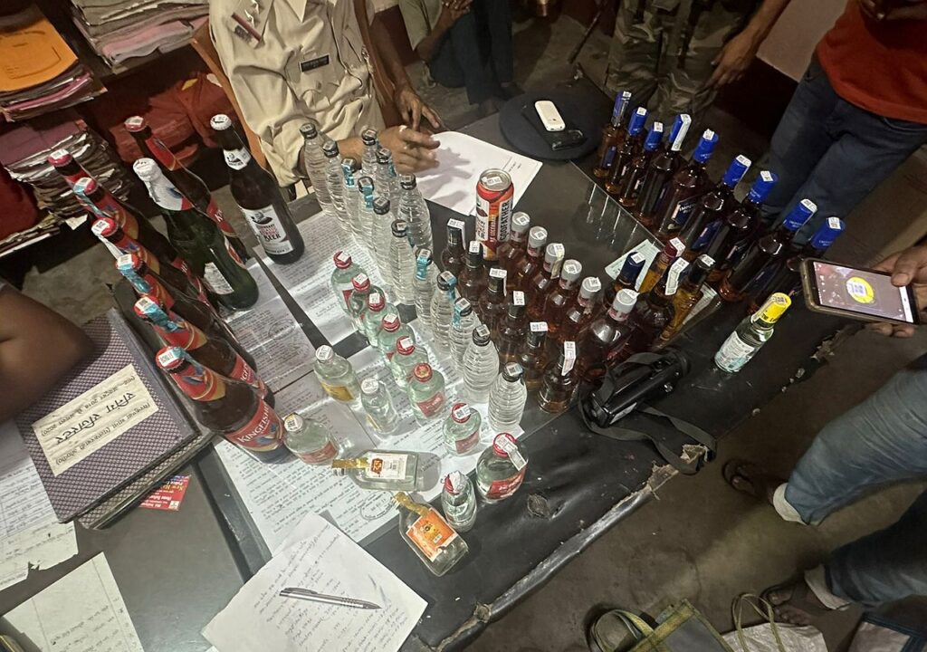 Dhanbad में परचून दुकान से जब्त की गई देशी विदेशी शराब की कई बोतलें 