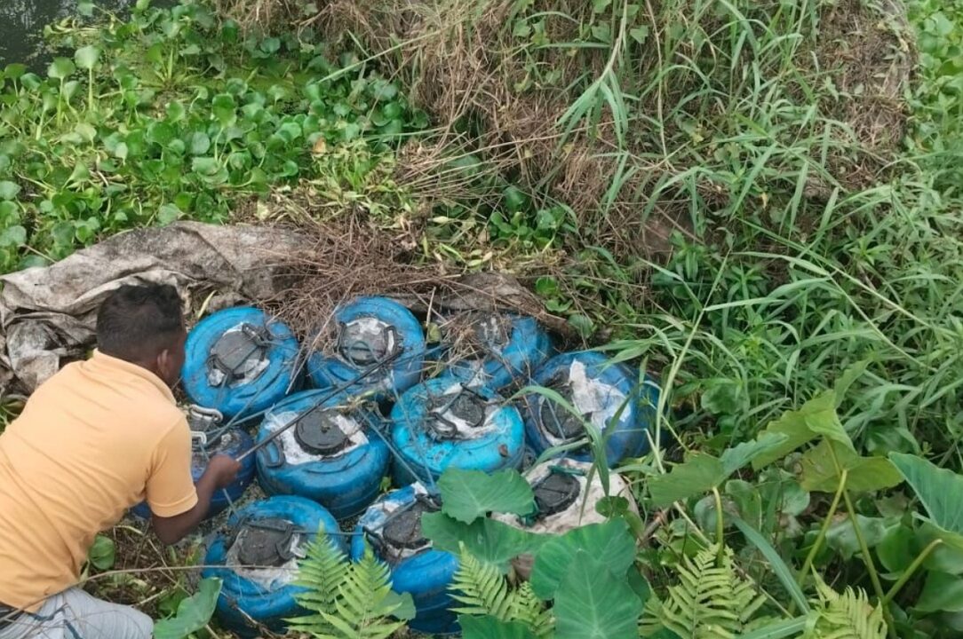 Dhanbad - जोरिया के समीप नाले में छुपा कर रखा गया शराब 