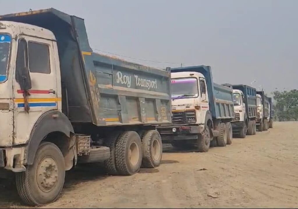 Dhanbad में पकड़े गए अवैध बालू लदे वाहन 