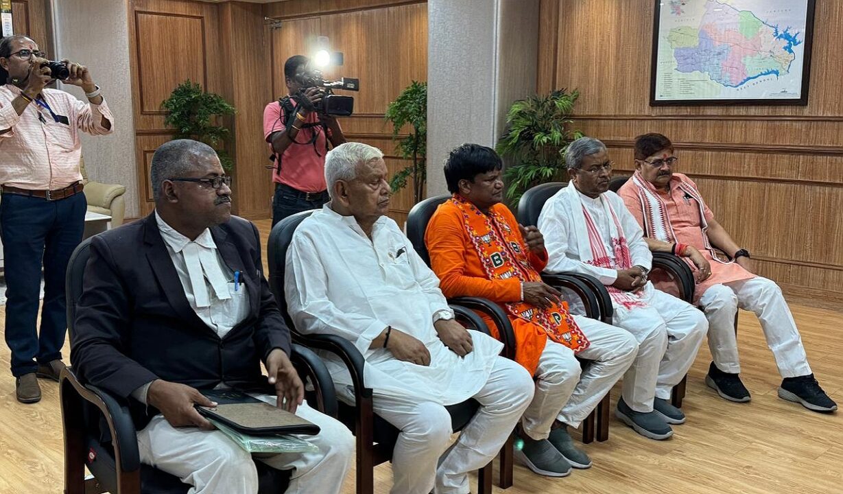Dhanbad से BJP प्रत्याशी ढुलू महतो ने भरा नामांकन