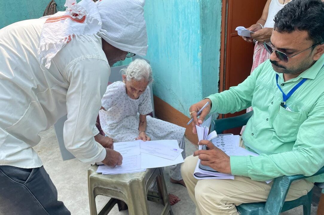 Dhanbad में शुरू हुई होम वोटिंग 