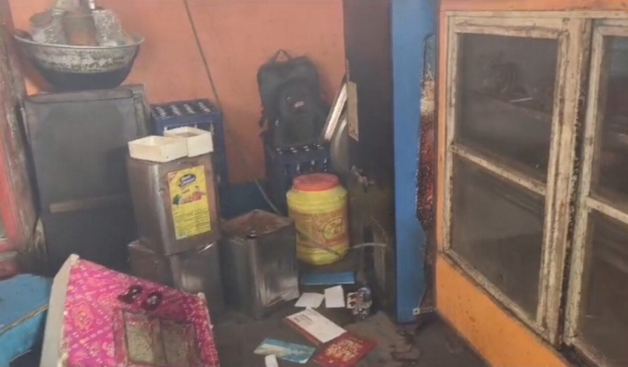 Dhanbad में चोरो ने चाय दूकान को बनाया निशाना 