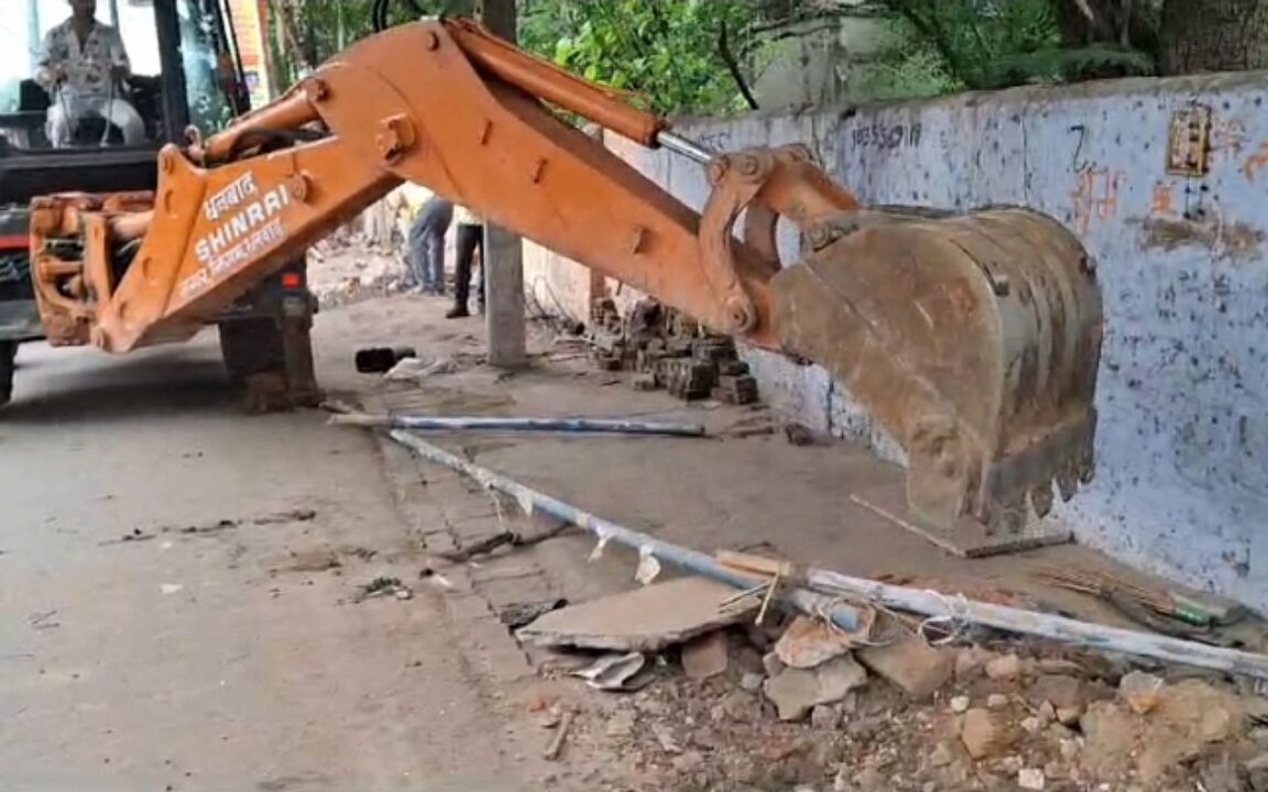 Dhanbad नगर निगम का अतिक्रमण पर बुलडोजर