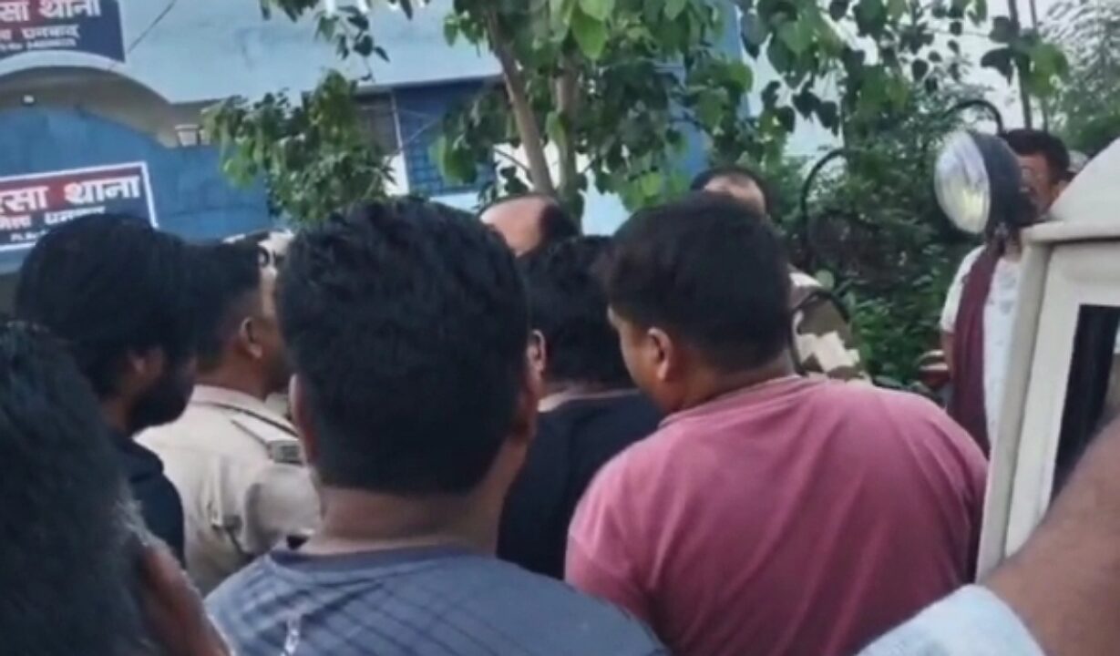 Dhanbad के निरसा थाना के सामने CISF से नोकझोंक करते कोयला कारोबारी
