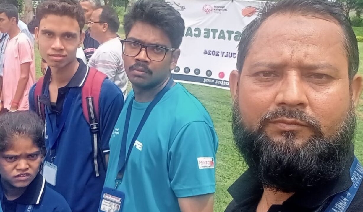 Dhanbad-कोच के साथ चयनित खिलाड़ी आदित्य कुमार
