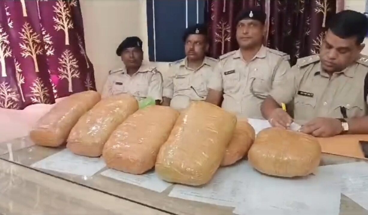 Dhanbad सिंदरी DSP जब्त गांजा के साथ प्रेसवार्ता करते हुए