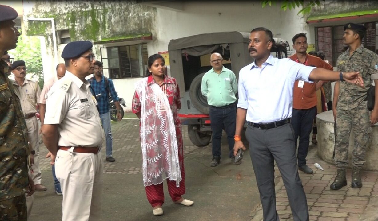 Dhanbad थानों का निरिक्षण करते SSP