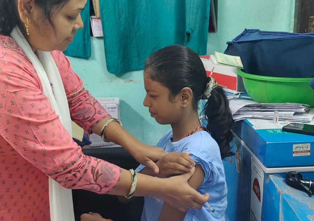 झाझा सरकारी अस्पताल में वैक्सीन लेते हुए बालिका 