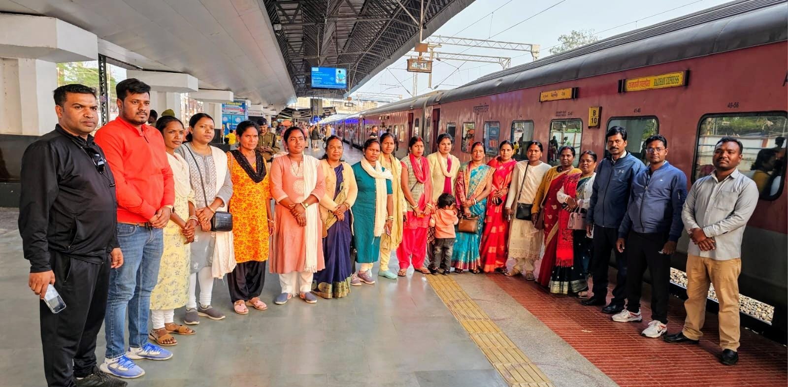 #एक्सपोजर विजिट को धनबाद के 44 पंचायत समिति प्रमुख राजस्थान रवाना