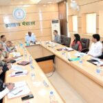 बैठक करते CM चम्पाई सोरेन