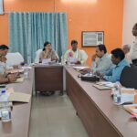 समीक्षा बैठक की अध्यक्षता करती सभापति