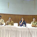 बैठक करते धनबाद उपायुक्त