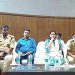 DHANBAD जिला निर्वाचन पदाधिकारी सह उपायुक्त टीम को आवश्यक दिशा निर्देश देते