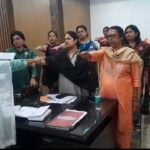 Dhanbad शपथ ग्रहण करवाते जिला समाज कल्याण पदाधिकारी अनिता कुजूर