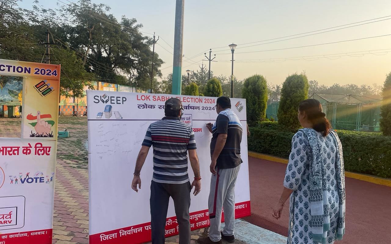 Dhanbad के गोल्फ ग्राउंड में मॉर्निंग वॉक के दौरान हस्ताक्षर अभियान में भाग लेते