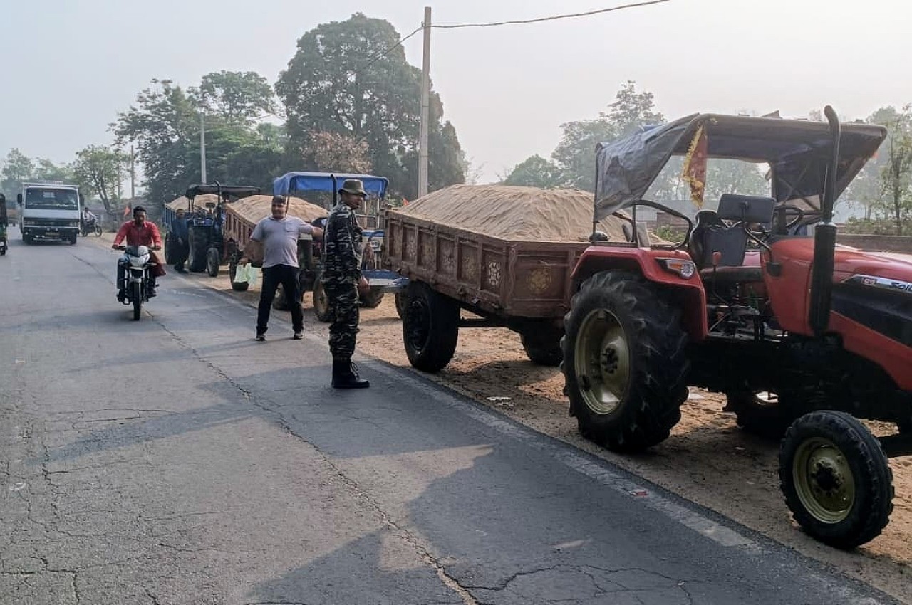 Dhanbad - अवैध बालू परिवहन करते पकड़े गए वाहन